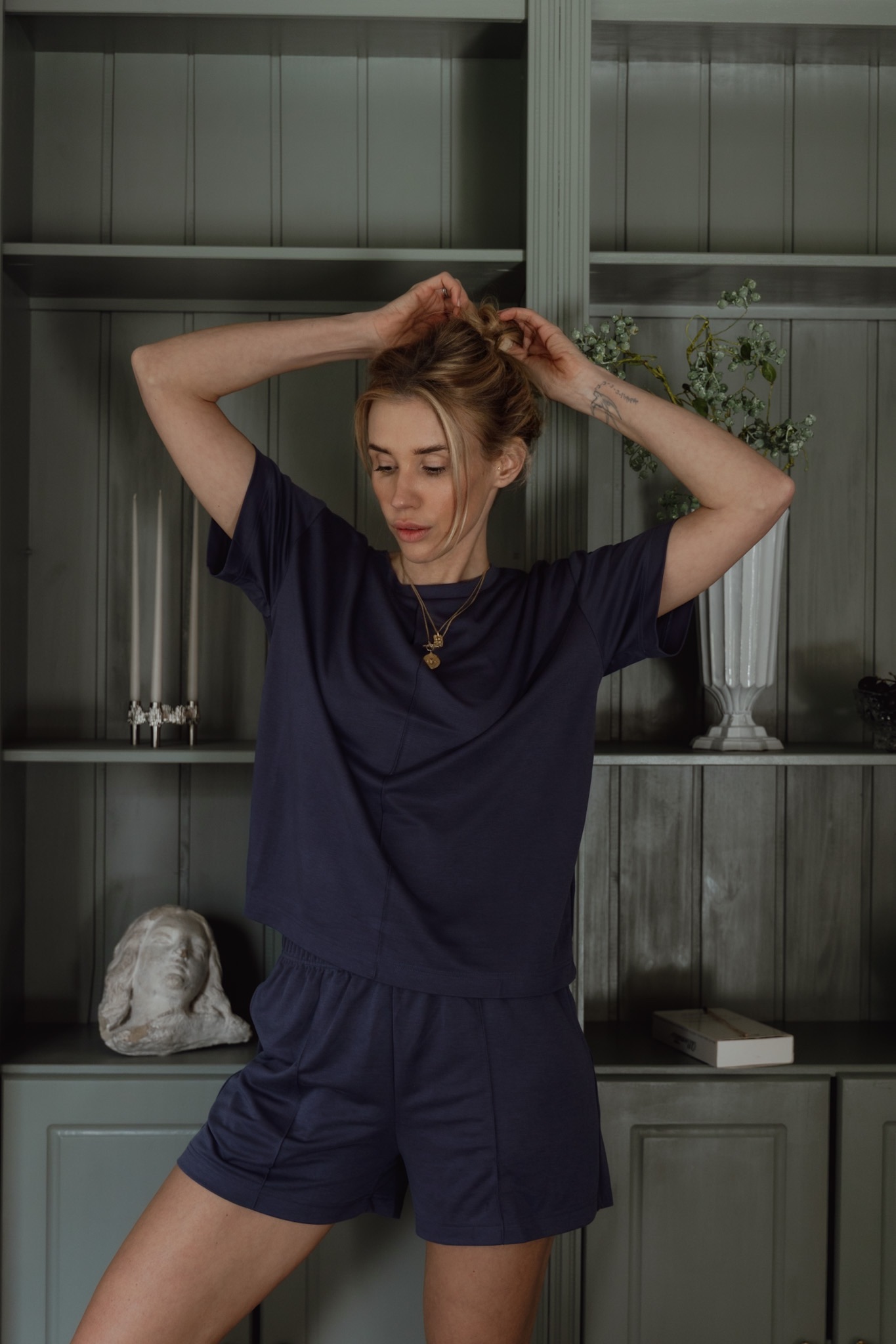 Jennifer bindet ihre Haare hoch